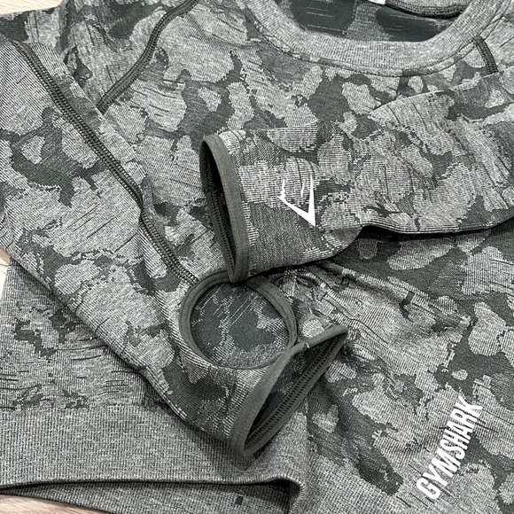 GYMSHARK XS Adapt Camo Seamless Long Sleeve Crop Top Thumbhole Sleeves Green XS - Picture 9 of 10